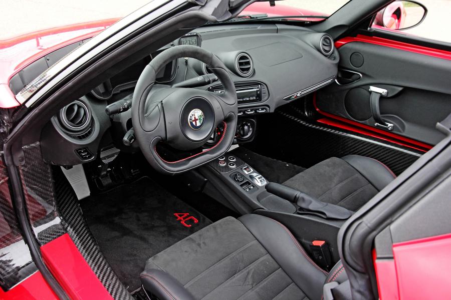 Интерьер Alfa Romeo 4C Spider CPZ Track Edition (960) 2016 года  (фото 7 из 12)